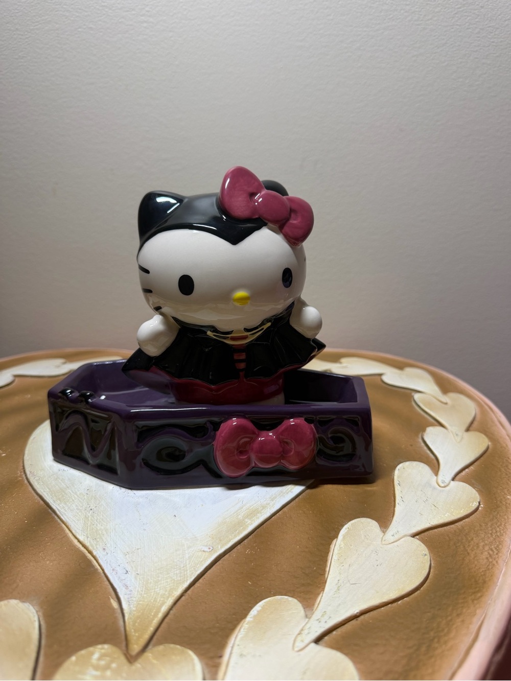 2025 Blue Sky Ceramic Halloween Hello Kitty Dracula Vampire in Coffin